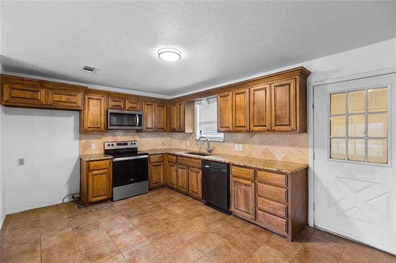 1939 E Texas Street, Denison TX 75021 - Photo 9