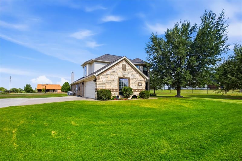 1389 Thomas Road, Springtown TX 76082 - Photo 3