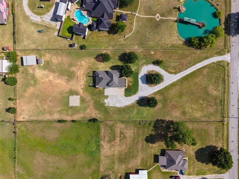 1389 Thomas Road, Springtown TX 76082 - Photo 36