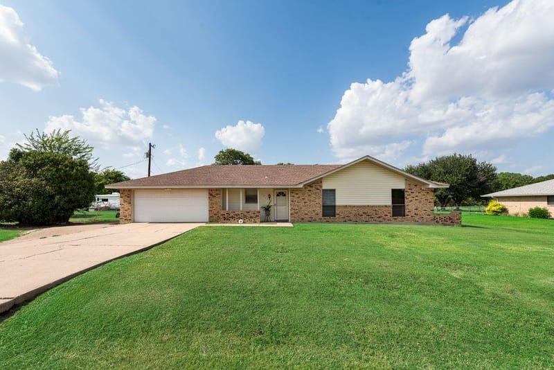 121 Tracy Drive, Waxahachie TX 75165 - Photo 2