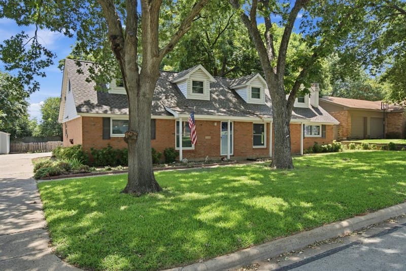1301 Colonial Court, Arlington TX 76013