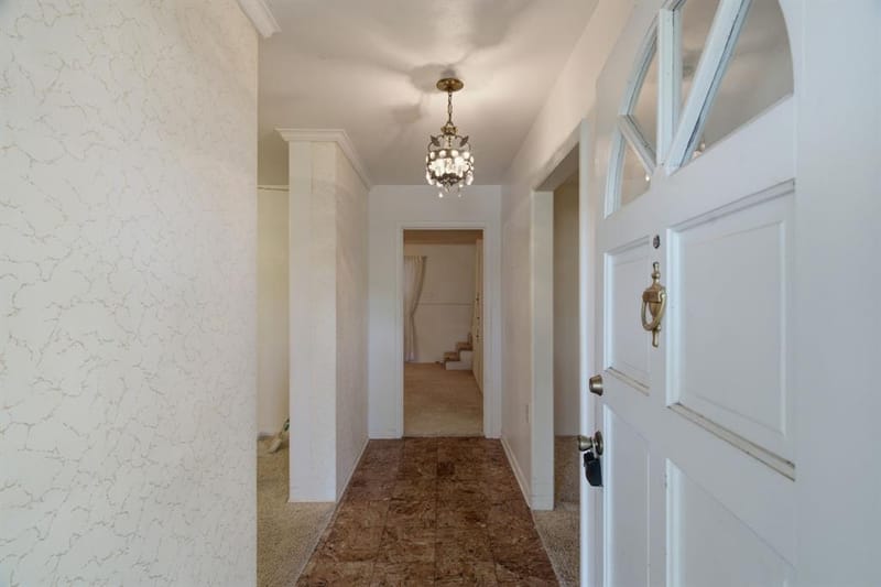 1301 Colonial Court, Arlington TX 76013 - Photo 5