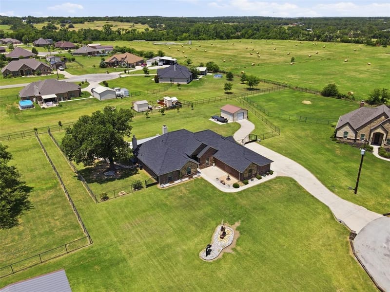 205 Lavender Court, Springtown TX 76082 - Photo 2