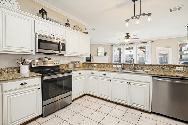 702 Champlain Court, Midlothian TX 76065 - Photo 4