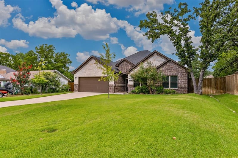 110 E Iriquois Drive, Lake Kiowa TX 76240
