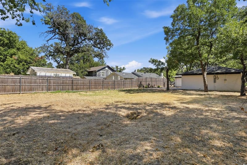 2321 Honeysuckle Avenue, Fort Worth TX 76111 - Photo 13