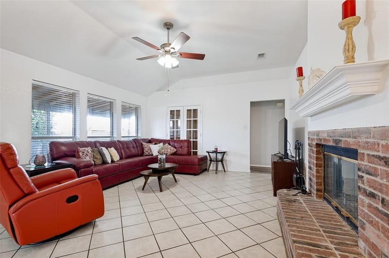 3155 Ponds Edge Trail, Grand Prairie TX 75052 - Photo 3