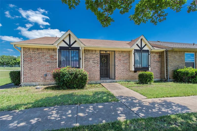 33 E Townhouse Lane # 30, Grand Prairie TX 75052 - Photo 2