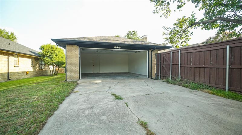 1917 Middle Glen Drive, Carrollton TX 75007 - Photo 34