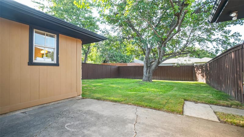 1917 Middle Glen Drive, Carrollton TX 75007 - Photo 33