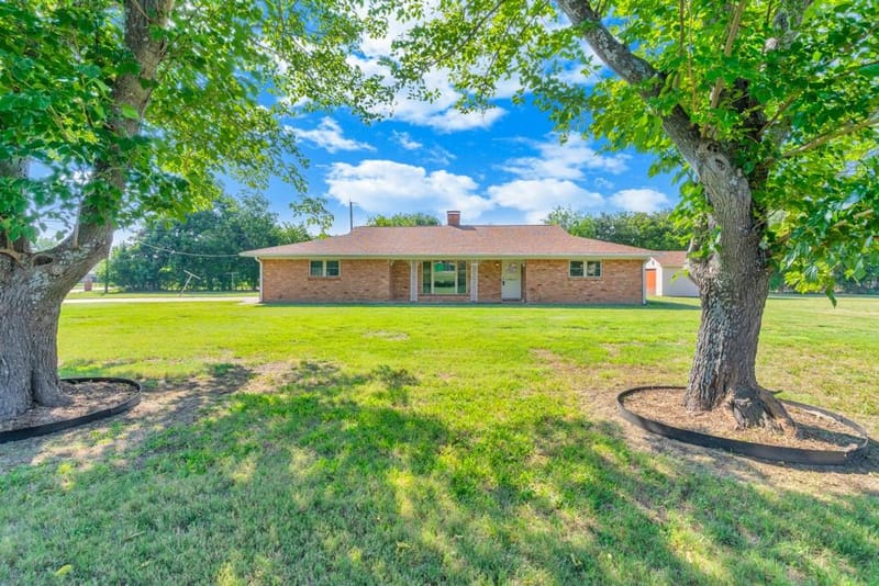 401 S Beverly Street, Crowley TX 76036 - Photo 2