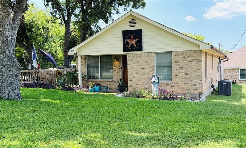 301 E Mimosa Street, Crandall TX 75114 - Photo 2