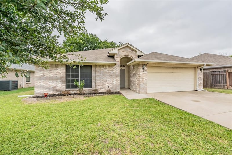 137 Roberts Drive, Saginaw TX 76179 - Photo 2