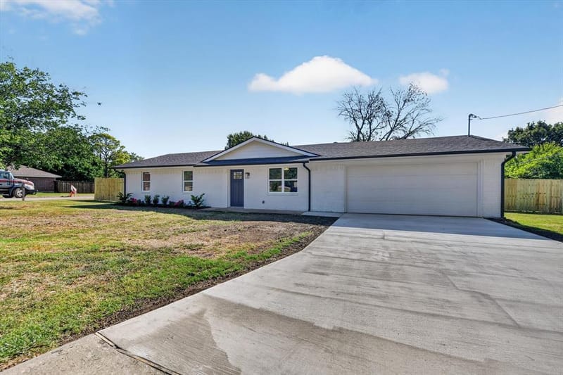 900 S 3rd Street, Sanger TX 76266 - Photo 3