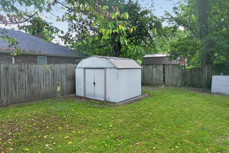 1002 Pine Street, Bonham TX 75418 - Photo 25