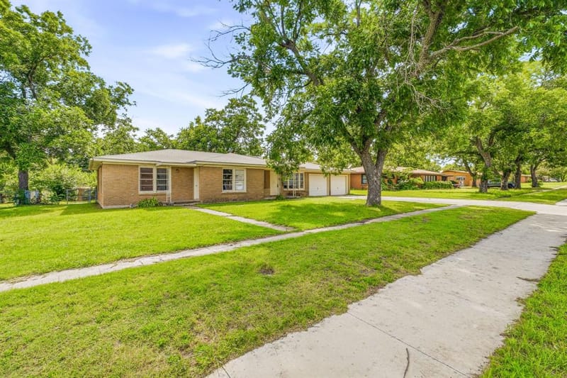 594 N Harbin Drive, Stephenville TX 76401 - Photo 2