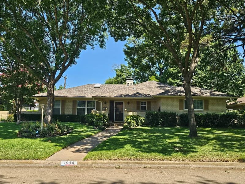 1914 Surrey Circle, Grand Prairie TX 75050