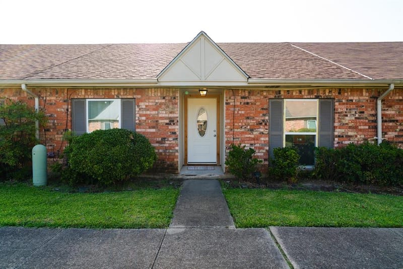 27 W Townhouse Lane, Grand Prairie TX 75052