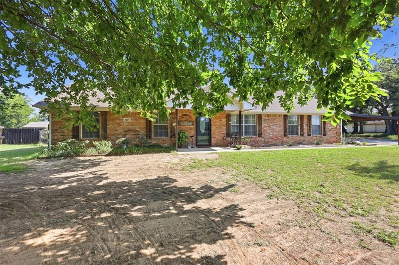 1115 E 6th Street, Springtown TX 76082 - Photo 2