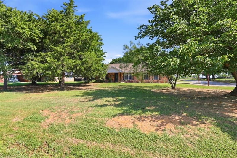 1115 E 6th Street, Springtown TX 76082 - Photo 3
