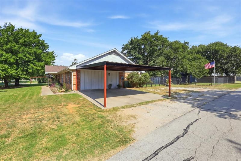 1115 E 6th Street, Springtown TX 76082 - Photo 5