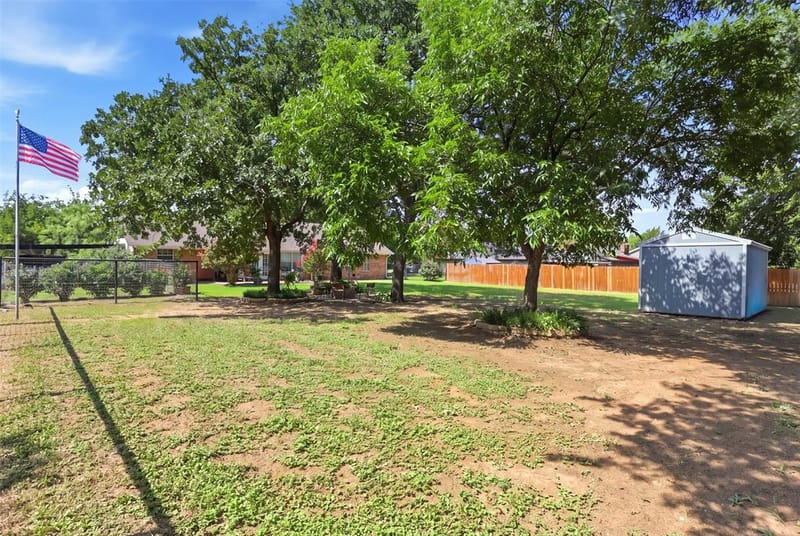 1115 E 6th Street, Springtown TX 76082 - Photo 33
