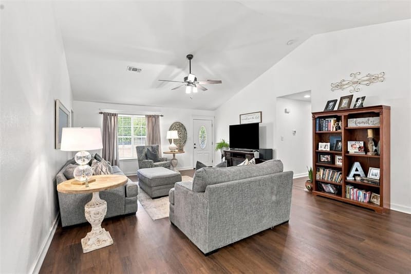 1115 E 6th Street, Springtown TX 76082 - Photo 8