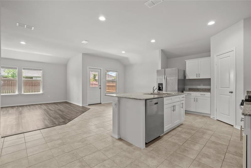 549 Bronze Circle E, Springtown TX 76082 - Photo 6