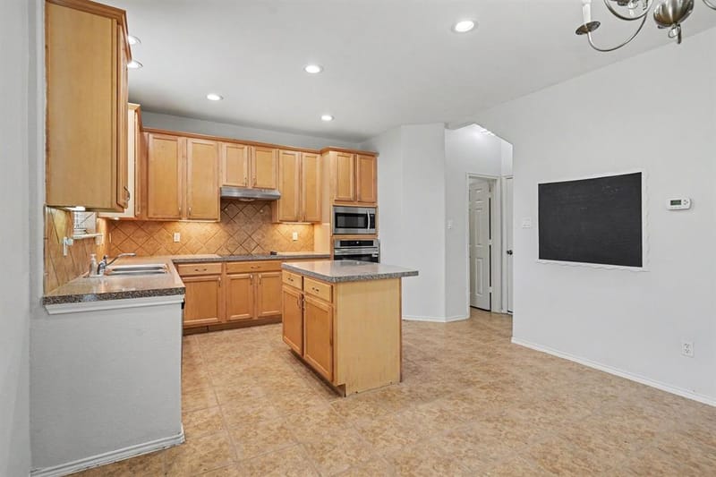 10800 Emerald Park Lane, Fort Worth TX 76052 - Photo 7