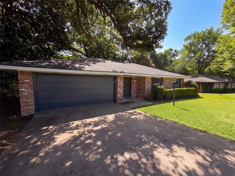 304 Brook Hollow Drive, DeSoto TX 75115 - Photo 2