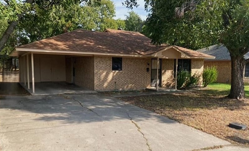 826 W 9th Street, Bonham TX 75418