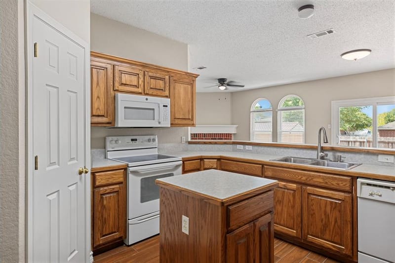 104 Bullava Court, Crowley TX 76036 - Photo 13