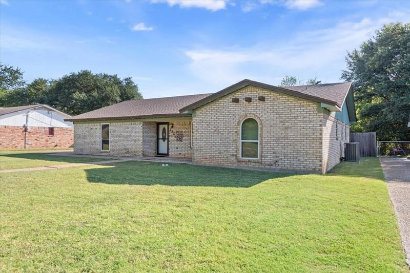 332 Bowie Lane, Hewitt TX 76643 - Photo 11