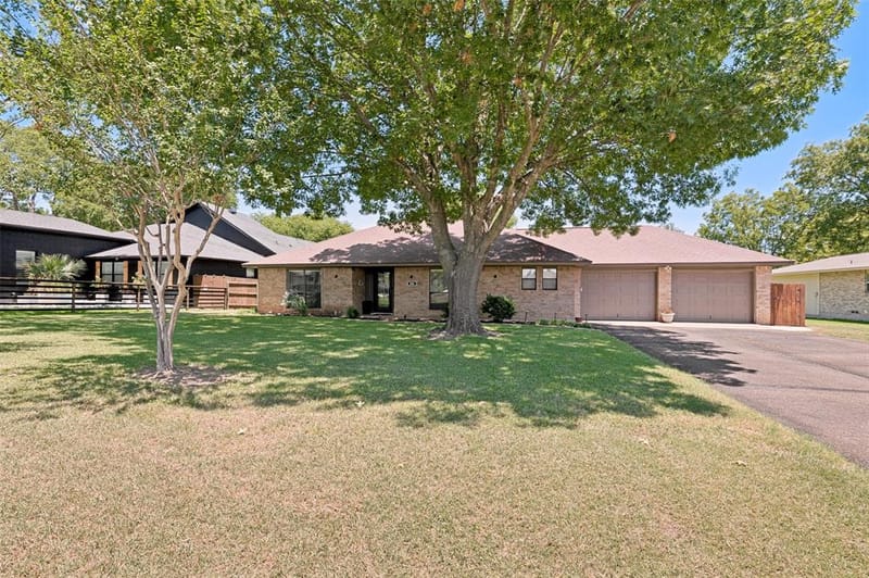 226 Oakwood Drive, Lancaster TX 75146