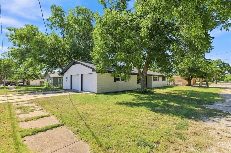 209 S Austin Street, De Leon TX 76444 - Photo 3