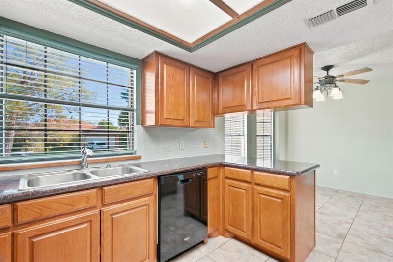 927 Freestone Drive, Arlington TX 76017 - Photo 14
