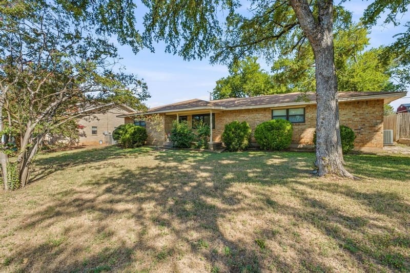 904 Spanish Trail Drive, Granbury TX 76048 - Photo 2