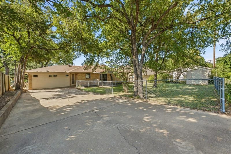 904 Spanish Trail Drive, Granbury TX 76048 - Photo 22