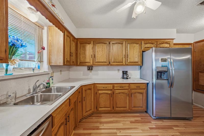904 Spanish Trail Drive, Granbury TX 76048 - Photo 9