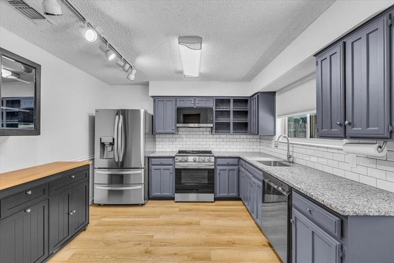 704 Matthews Court, Arlington TX 76012 - Photo 13