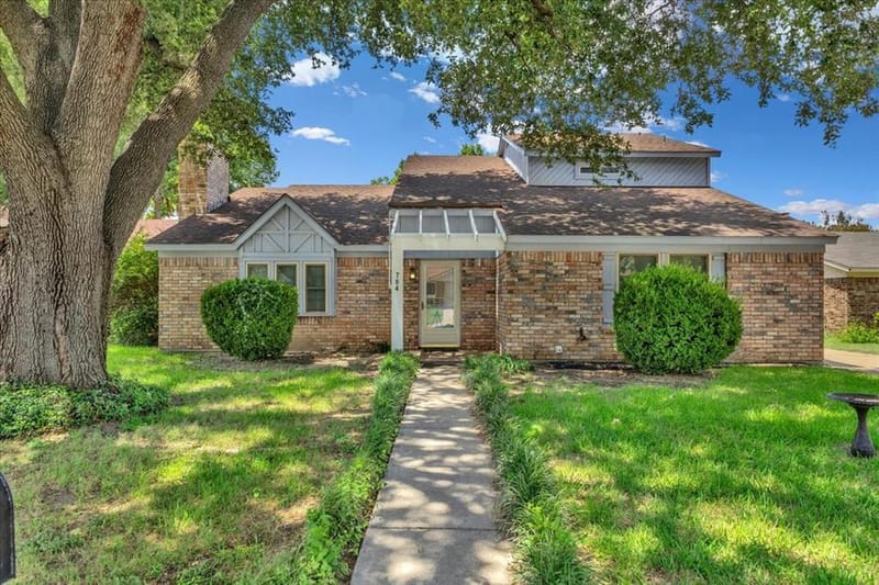 704 Matthews Court, Arlington TX 76012 - Photo 3