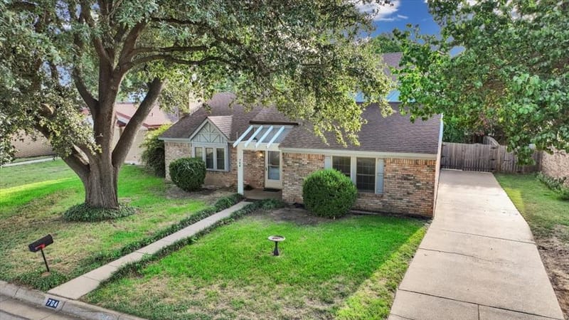 704 Matthews Court, Arlington TX 76012 - Photo 36