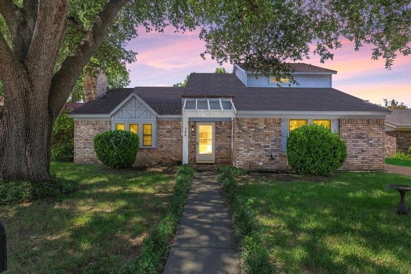 704 Matthews Court, Arlington TX 76012