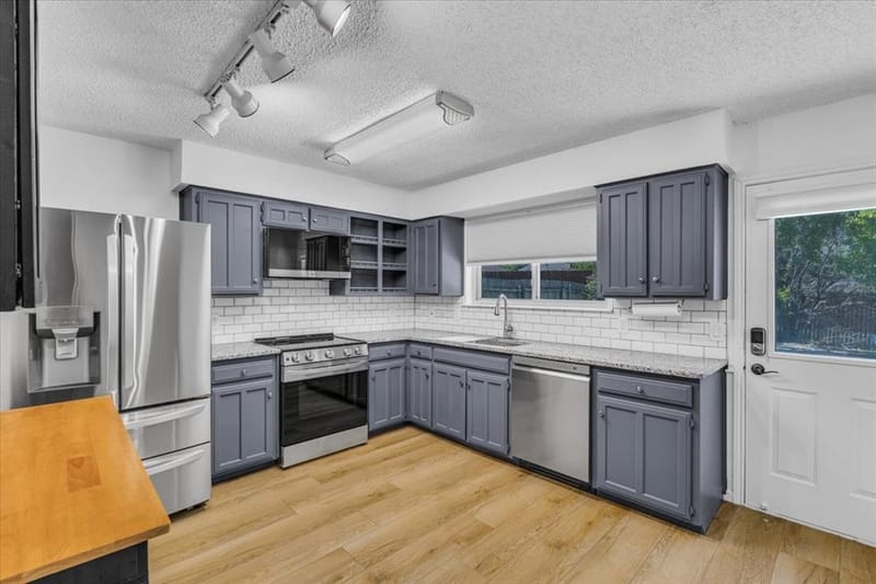 704 Matthews Court, Arlington TX 76012 - Photo 14
