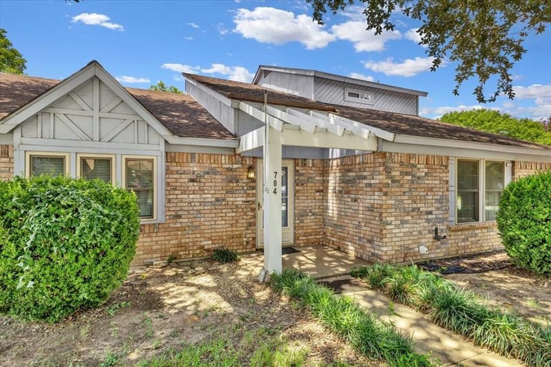 704 Matthews Court, Arlington TX 76012 - Photo 4