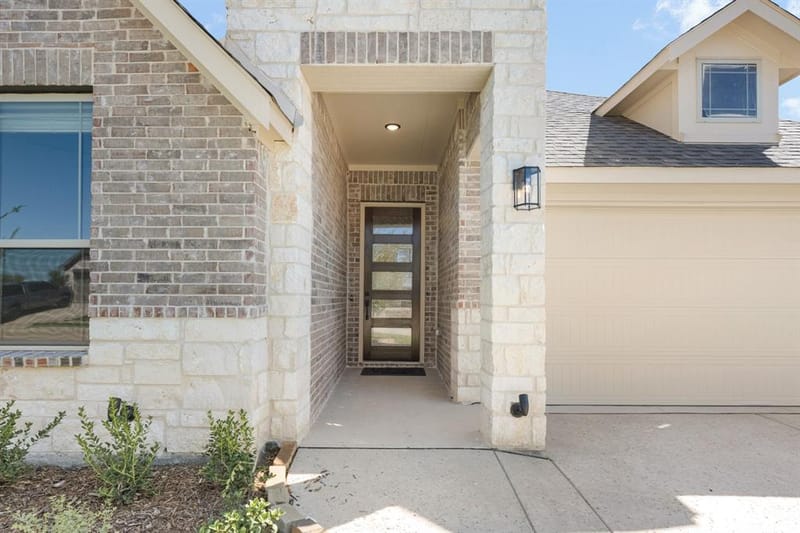 917 Hickory Chase Drive, Godley TX 76044 - Photo 3