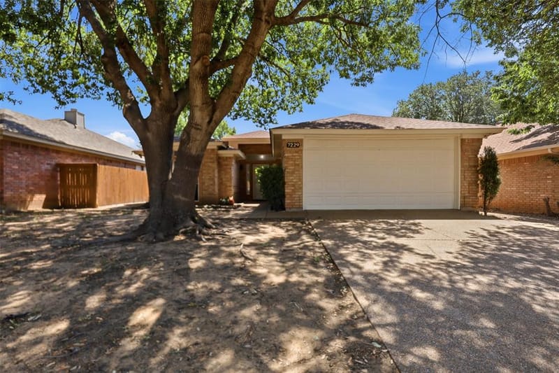 7229 Laurelhill Court S, Fort Worth TX 76133 - Photo 3