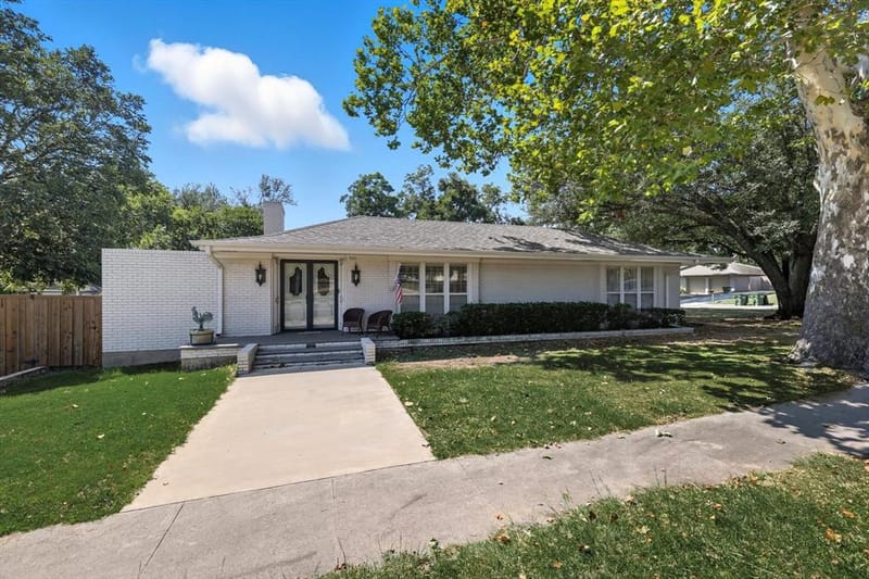 300 E Main Street, Whitesboro TX 76273