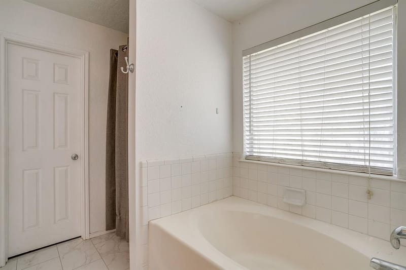 4621 Barnhill Lane, Fort Worth TX 76135 - Photo 17