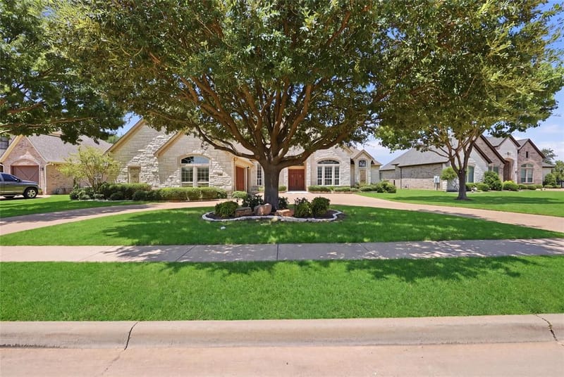 2703 Waters Edge Drive, Granbury TX 76048 - Photo 10